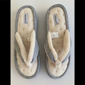 NWOT Aerosoles fuzzy flip flops